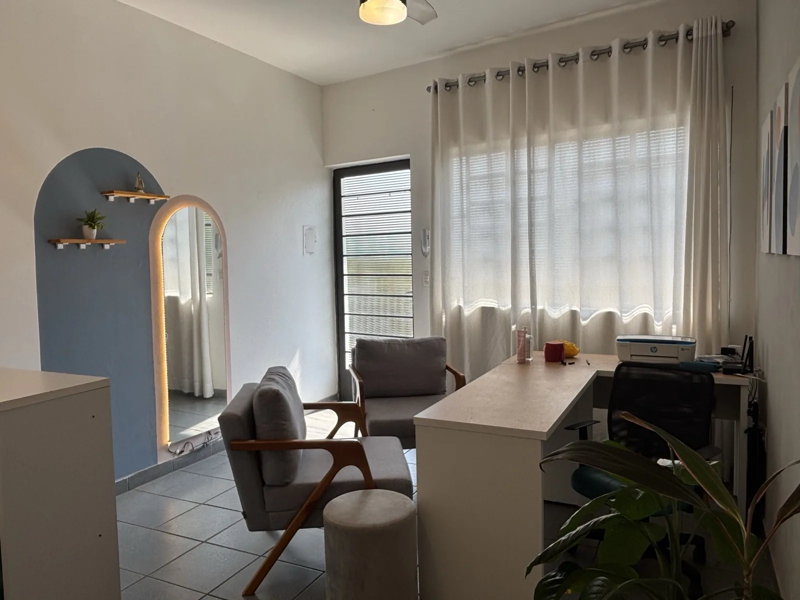 Sala de atendimento com arco decorativo