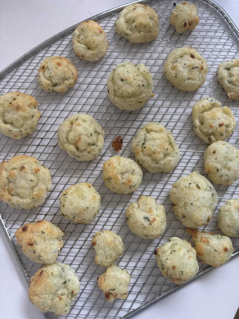 Bolinhos assados com ervas na grade da air fryer
