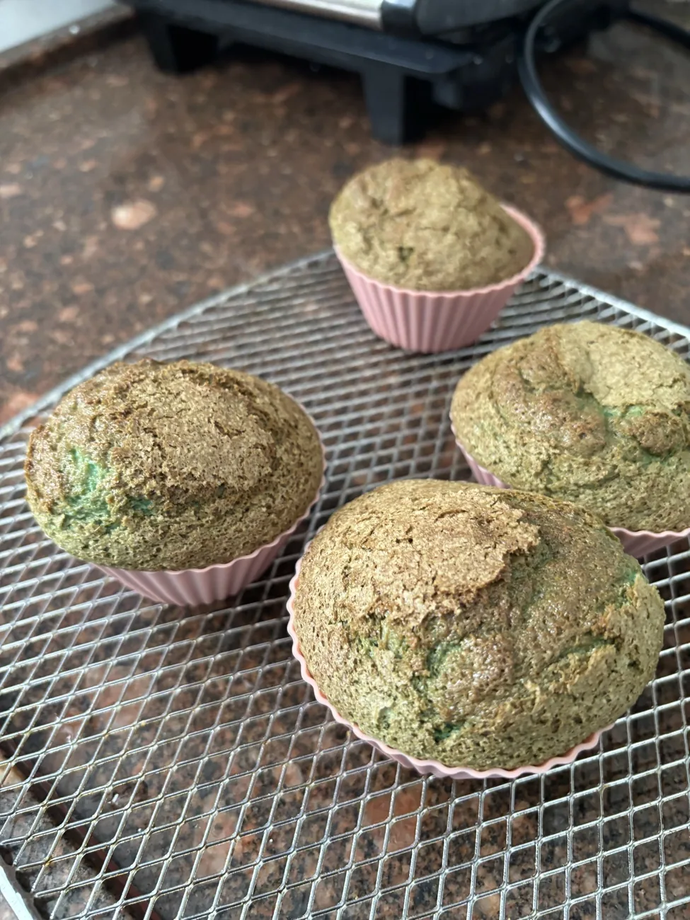 Muffins verdes de vegetais saindo do forno