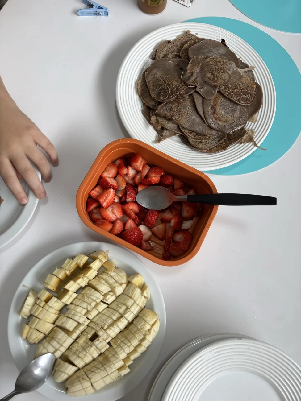 Panquecas com morango e banana picados na mesa