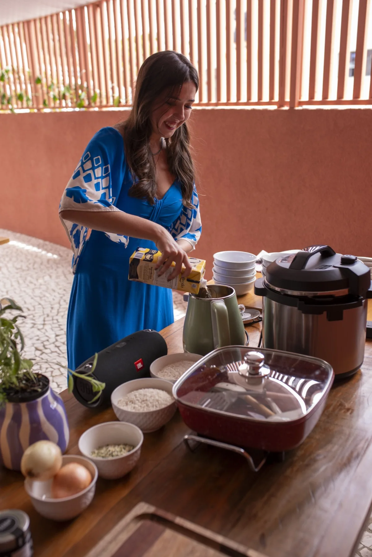 Tatiana Lucasin preparando uma receita na cozinha do consultório