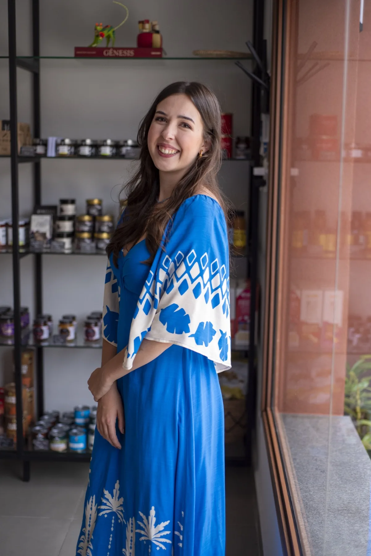 Tatiana Lucasin sorrindo em seu consultório